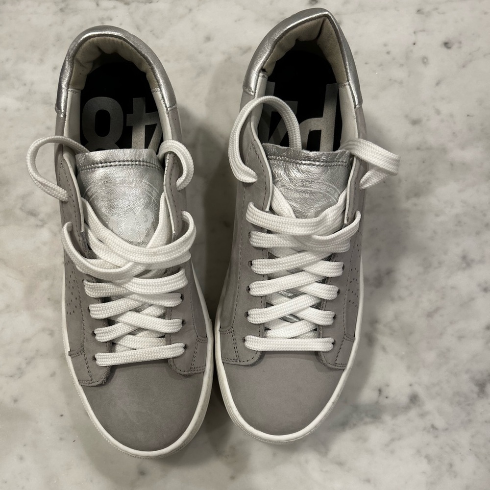 P448 Thea – Inox (Gray Suede/Metallic)